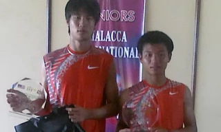 Hoàng Thiên (phải) cùng tay vợt Thái Lan vô địch đôi nam