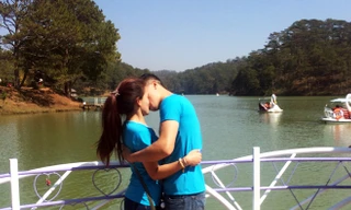 Trao nhau nụ hôn say đắm trên cầu khóa tình yêu