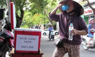 Nơi đây trở thành điểm dừng nghỉ ngơi, giải khát của những người lao động nghèo. Ảnh: Hương Khuyên