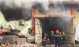 Lực lượng PCCC tiến hành dập lửa.