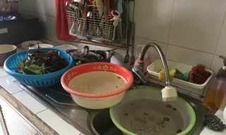 Người dân Hà Nội 'quay vòng' nước rửa để tráng bát, giặt quần áo