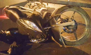 Chiếc xe máy của hai nam sinh bị hư hỏng nặng. Ảnh: Gia đình nạn nhân cung cấp