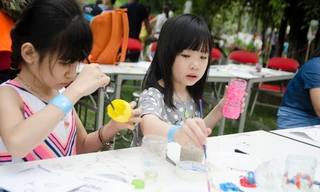 Dịp nghỉ lễ 30/4-1/5 kéo dài, thời tiết mát mẻ khiến nhiều khu vui chơi, công viên tại Thủ đô trở nên đông đúc.