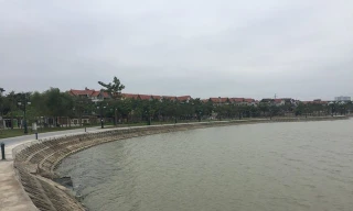 Hồ nước nơi phát hiện thi thể nạn nhân.