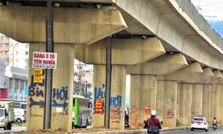 Tại khu vực QL6 đoạn qua bến xe Yên Nghĩa (Hà Đông, Hà Nội) nhiều biển quảng cáo được người dân dán hay vẽ bằng sơn lên cột đường sắt trên cao Cát Linh - Hà Đông.