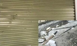 Cửa nhà dân bị đâm chém hư hỏng và nhiều dao kiếm, phóng lợn các đối tượng vứt lại hiện trường.