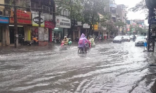 Nhiều đường ở Hà Nội ngập nặng, ùn tắc sau cơn mưa lớn