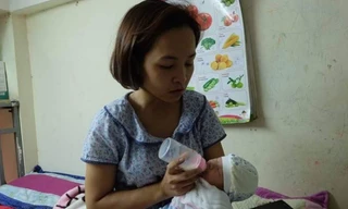 Chị Hòa đang chăm sóc cháu bé.