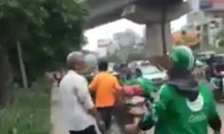 Người đàn ông mặc áo vàng trong đoạn video.