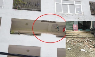 Kinh hãi vì tường chung cư bất ngờ đổ sập