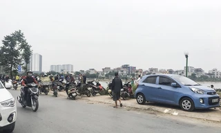 Nhiều người dân dừng lại theo dõi sự việc. Ảnh: Thanh Hà.