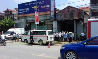 Nhiều xe cứu thương được huy động đến đưa người bị nạn đi cấp cứu.