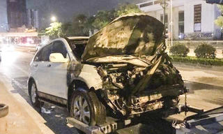 Chiếc ô tô bị cháy phần đầu.