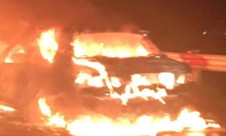 Chiếc xe bị cháy rụi trên cao tốc.