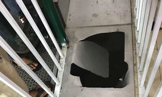 Khu vực cháu Nghĩa bị rơi xuống hầm để xe. Ảnh laocaionline