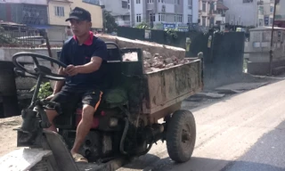 Những chiếc xe tự chế, gắn máy nổ của công nông hàng ngày lưu thông trên đường. Ảnh: Thanh Hà.