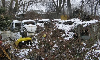 Biên tập viên Ronan Glon của Autoblog kể lại quá trình khám phá khu đất bỏ hoang với hàng chục chiếc xe kinh điển. Sau một trận bão tuyết, cửa hàng bán máy móc bị xóa sổ, nơi đây hoang phế như một nghĩa địa xe hơi.