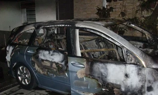 Xe sang bỗng cháy trơ khung