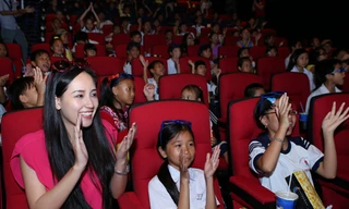 Mai Phương Thúy giản dị bên các em nhỏ ở rạp phim