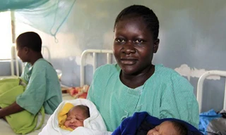 Obama và Romney là anh em sinh đôi