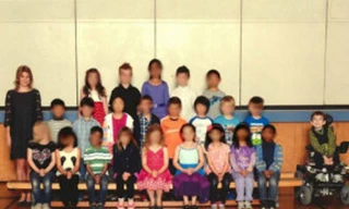 Cậu bé 7 tuổi tàn tật bị cách ly trong lớp