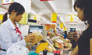 Giá cả leo thang, việc nâng mức thu nhập chịu thuế lên cao hơn là tin vui cho nhiều người Ảnh: Hồng Vĩnh