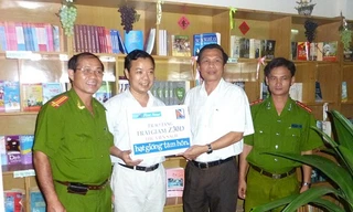 Tặng sách cho tù nhân