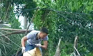 Đối tượng đang thực hiện hành vi pha chế xăng dầu trái phép