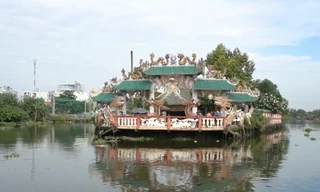 Độc đáo ngôi miếu nổi giữa sông Vàm Thuật