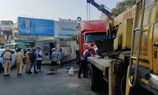 Xe container lật nhào ở trung tâm thành phố, giao thông tê liệt