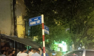 Taxi há toác đầu dính chặt vào cột mốc