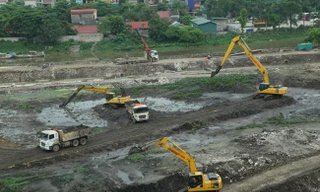 Công trình hồ Biển Bạch đang gấp rút hoàn thiện để chào mừng ngày giải phóng thành phố. Ảnh Minh Đức