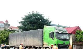 Xe tải rơi bánh sau cú 'hôn' dải phân cách 