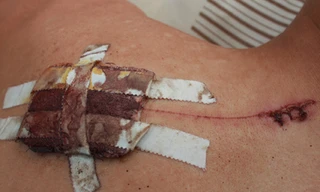 Hàng chục côn đồ đem dao, kiếm truy sát nhà dân