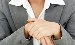 Tê chân tay triệu chứng thường gặp nhưng không nên bỏ qua