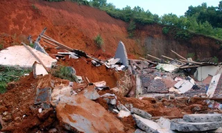 Đất lở vùi lấp 4 nhà, hai bà cháu tử nạn