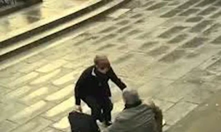 Người đàn ông mù và cô gái lạ