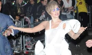 Lady Gaga lại ‘chơi ngông’ với áo phun bong bóng