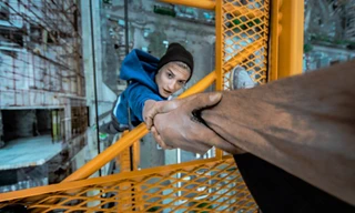 Oleg Sherstyachenko treo mình tại một cao ốc ở Yekaterinburg.