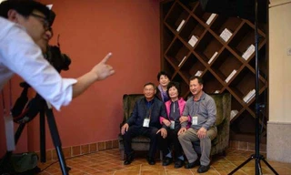 Gia đình Hàn Quốc chụp ảnh trước cuộc hội ngộ. Ảnh: BBC