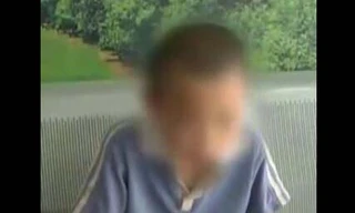 Yiyi bị bố để lại trạm cảnh sát để tạo áp lực ép họ trả lại xe máy cho mình