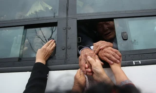 Nước mắt ngày đoàn tụ gia đình ly tán hai miền Triều Tiên