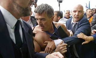 Ông Xavier Broseta, Phó Giám đốc Nhân sự của Air France bị nhân viên xé nát áo