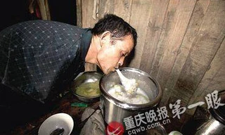 Anh Chen Xingyin dù không tay nhưng vẫn chăm mẹ già chu đáo