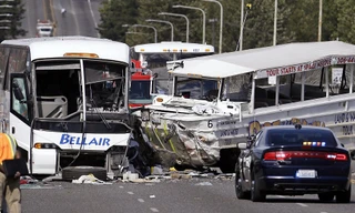 Hiện trường xe buýt chở sinh viên Việt Nam gặp tai nạn ở Mỹ