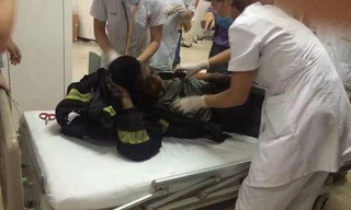 Một nhân viên cứu hỏa bị thương.