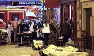 Cấp cứu người bị nạn trong vụ khủng bố đẫm máu ở Paris