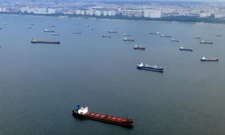 Tàu thuyền tại eo biển Singapore