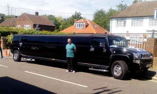 Chiếc xe limousine Hummer được Serco thuê để chở người di cư.