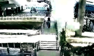 Ảnh ghi lại từ camera giám sát cho thấy quả bom phát nổ khi rơi xuống nước ở Sathorn, Thái Lan.